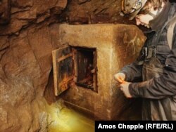 Кристек говорит, что этот сейф в шахте использовался для хранения детонаторов для взрывчатых веществ