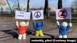 Россияне выходят на антивоенные "маленькие пикеты" в соцсетях: "Не стыдно сделать мало, стыдно не сделать ничего"