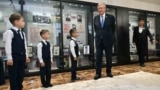 Президент Казахстана Камым-Жомарт Токаев в школе в Уштобе на юге страны, названной в честь его отца Кемеля Токаева. Октябрь 2023 года