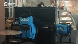 Хасан приехал в Латвию из Узбекистана. На родине продавал мебель и получил музыкальное образование, но в Риге работает курьером