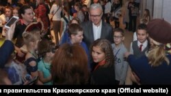 Губернатор Красноярского края Александр Усс на елке с детьми, фото пресс-службы правительства Красноярского края 