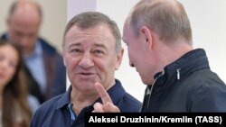 Аркадий Ротенберг и Владимир Путин на открытии моста в аннексированный Крым