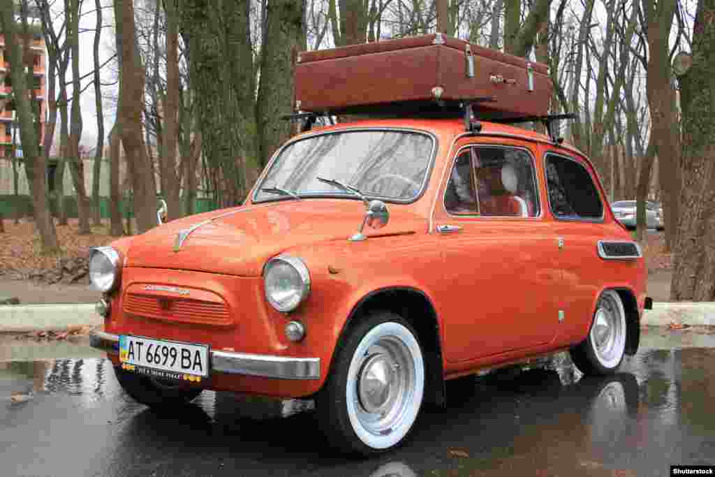 В 1961 году в Советском Союзе появился ЗАЗ-965, адаптированная копия Fiat. Советские инженеры на нее установили даже заднепетельные двери, которые на Западе называют &quot;самоубийственными&quot;. К 1960-м годам все большее число обычных советских граждан смогли приобрести легковые автомобили, хотя и после длительного ожидания