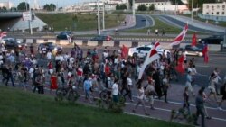 Протестующие в Минске идут к изолятору в переулке Окрестина, 17 августа 2020 года. Фото: ТАСС